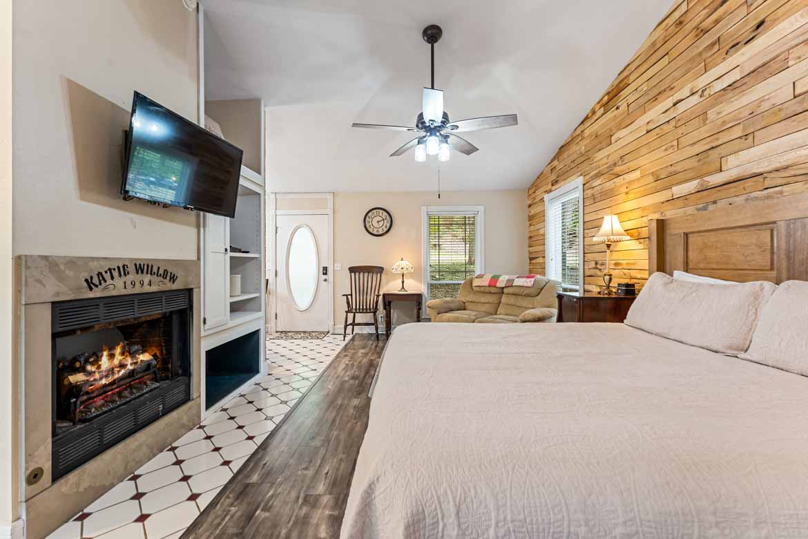 Cliff Side Cabin #2 Bedroom & Fireplace