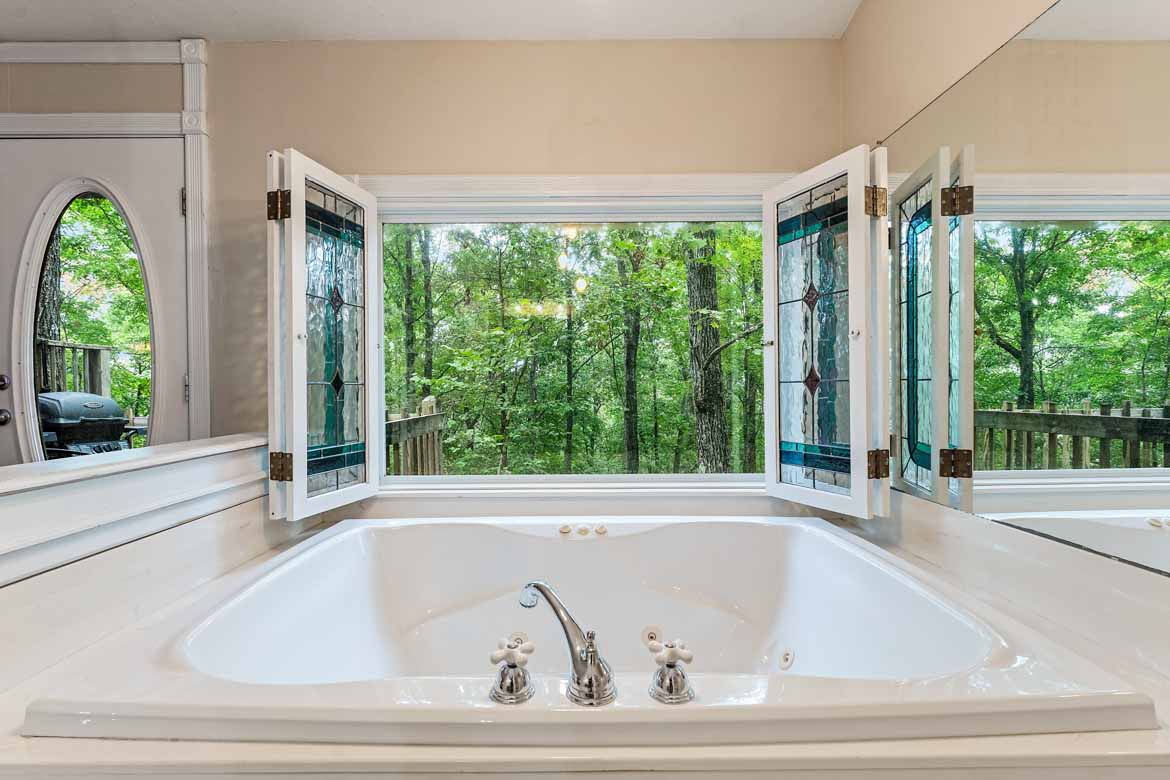 Cliff Side Cabin #2 Jetted Tub