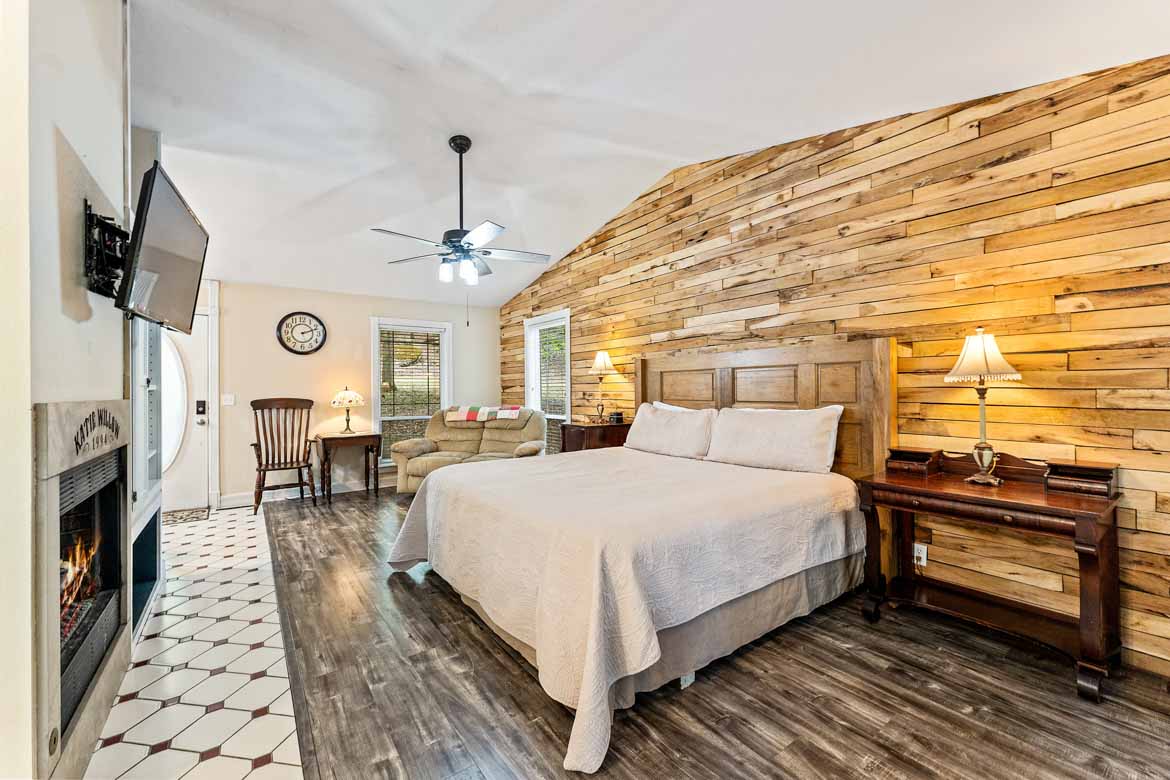 Cliff Side Cabin #2 King Bed