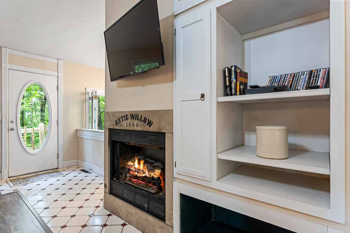 Cliff Side Cabin #2 TV & Fireplace