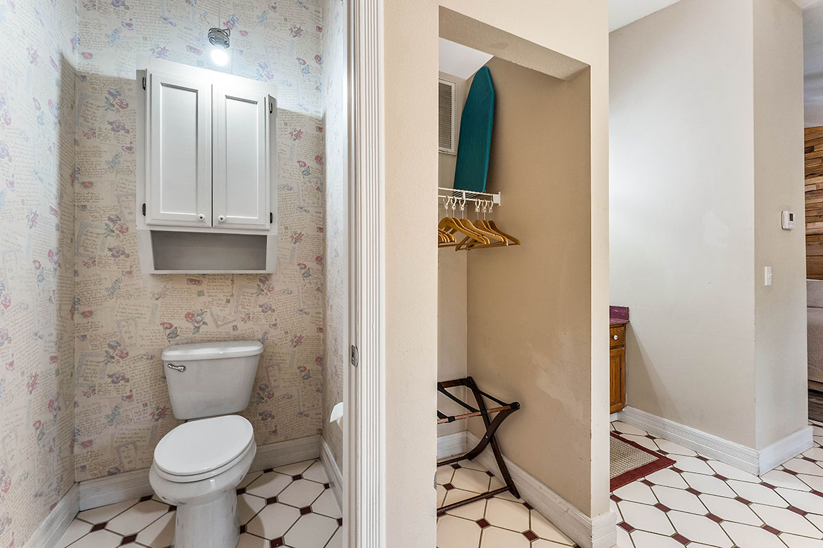 Cliff Side Cabin #2 Toilet