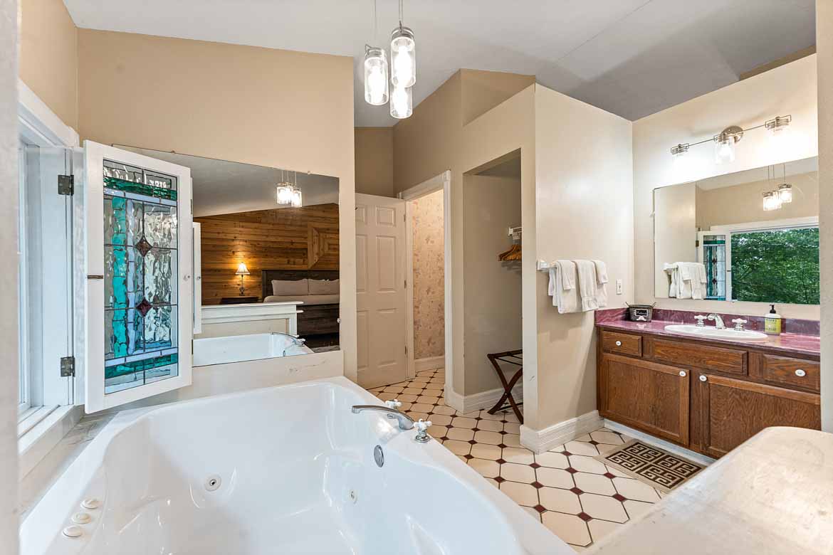 Firefly Glow Cabin #4 Bathroom