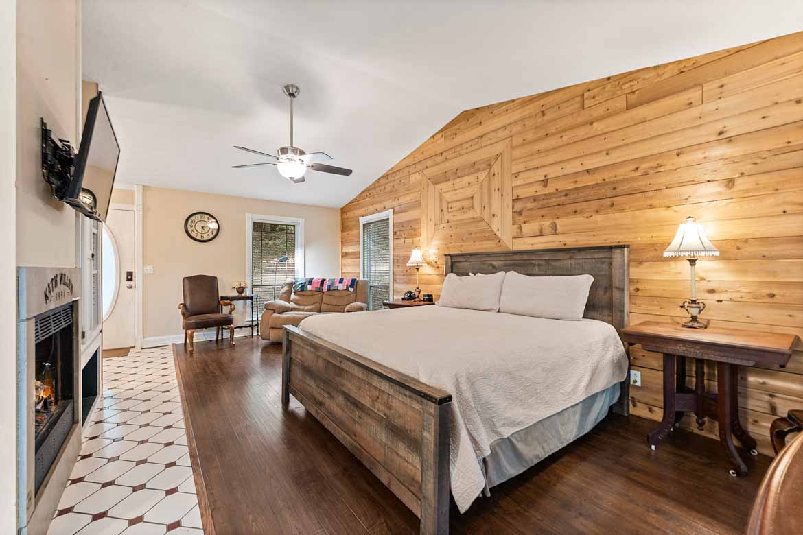 Firefly Glow Cabin #4 King Bed