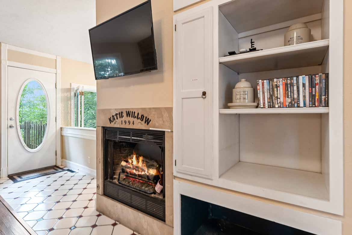 Firefly Glow Cabin #4 TV & Fireplace