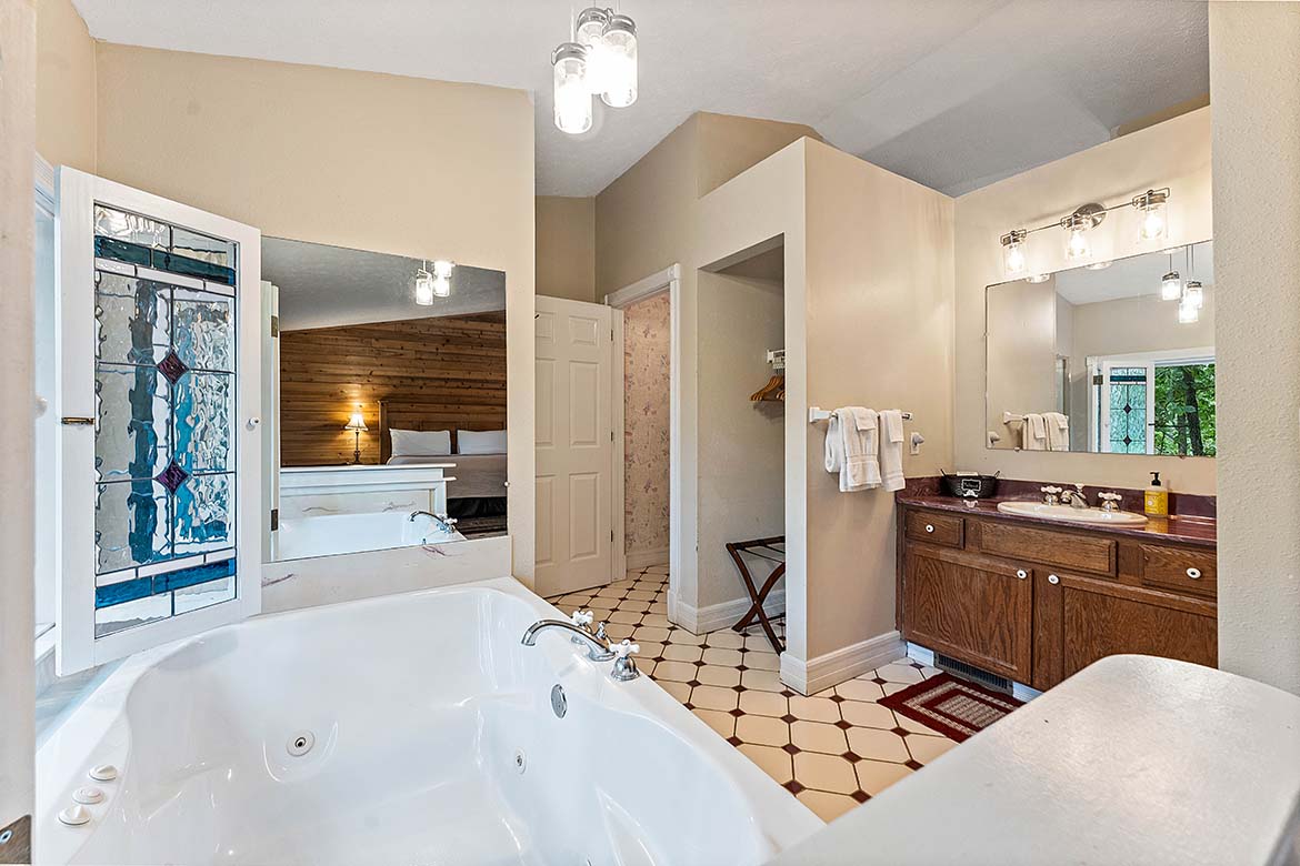 Gale’s Lair Cabin #5 Bathroom