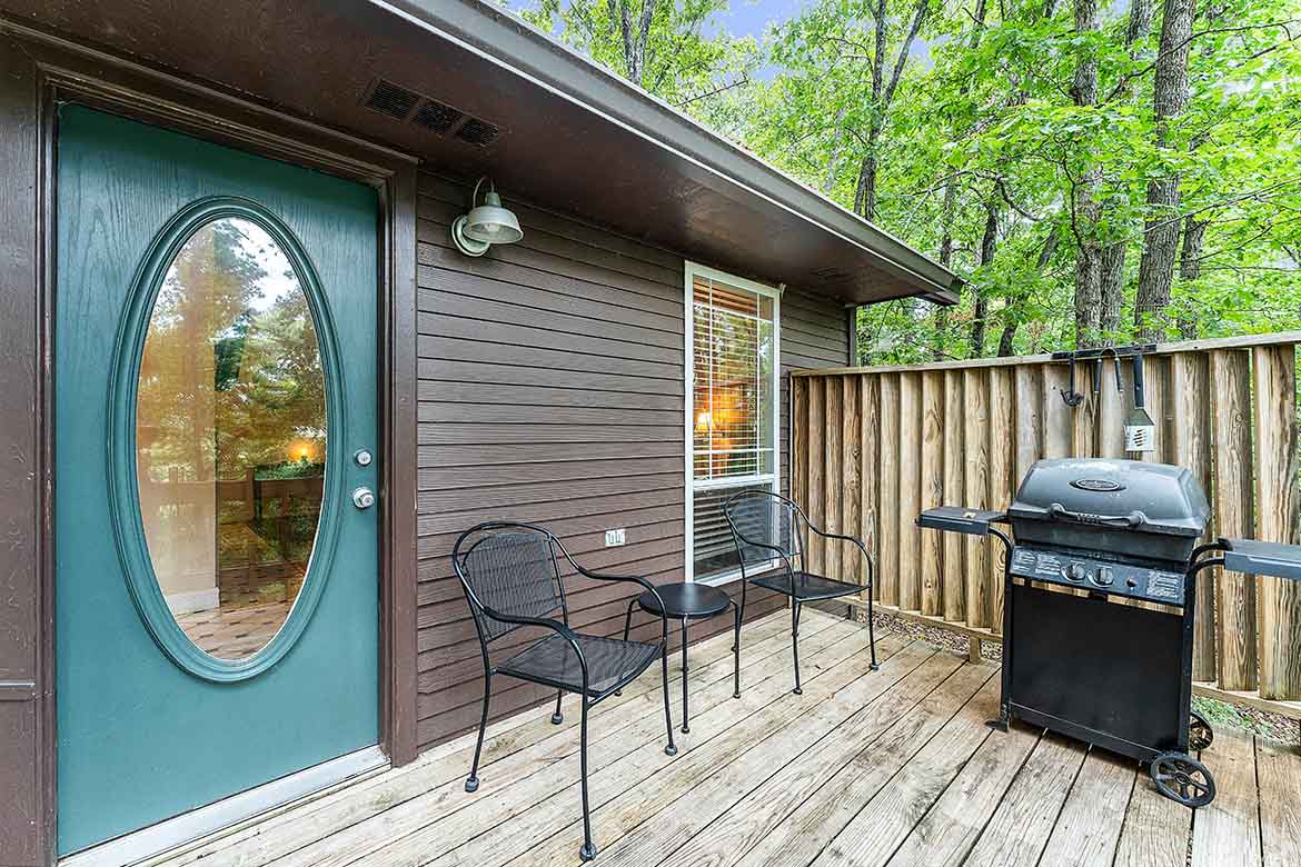 Gale’s Lair Cabin #5 Deck & Gas Grill