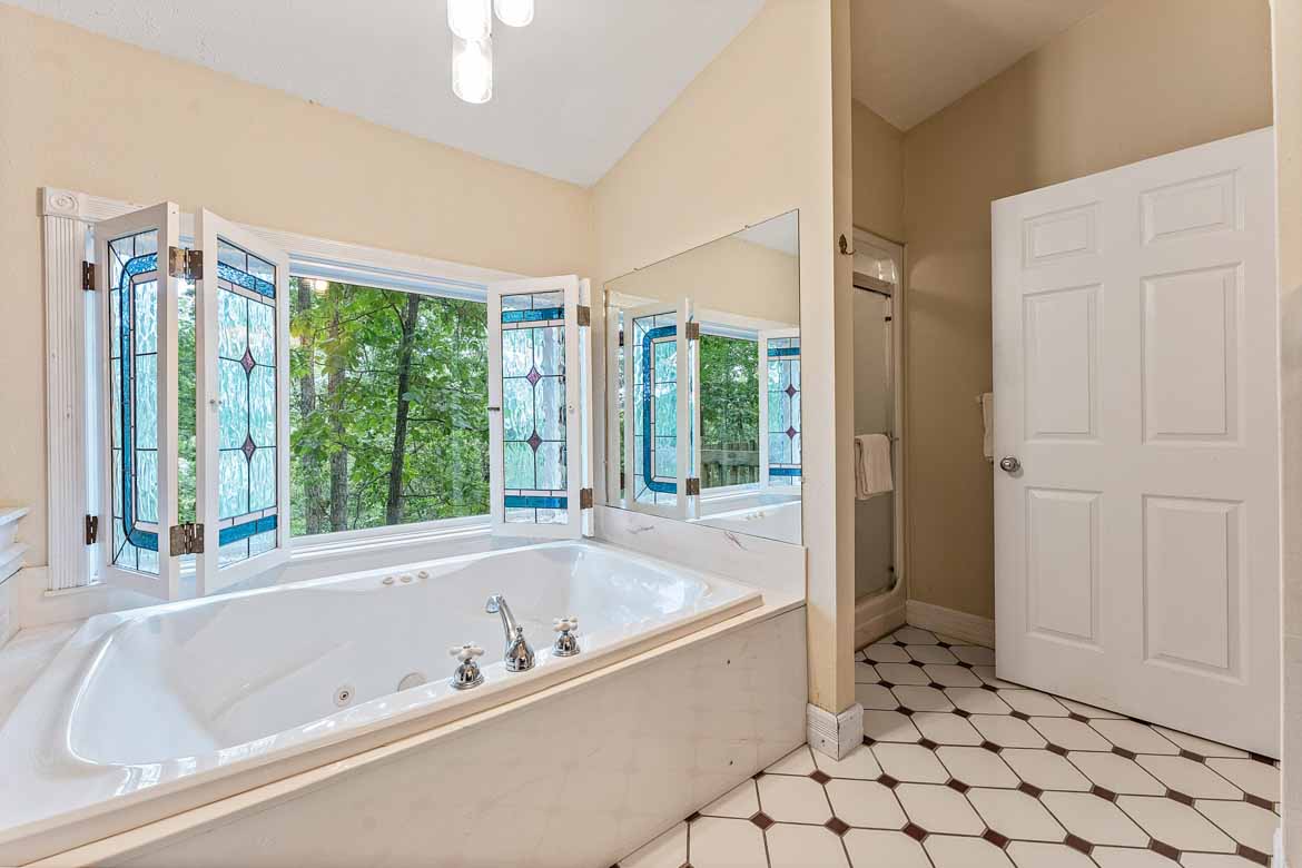 Gale’s Lair Cabin #5 Jetted Tub 3