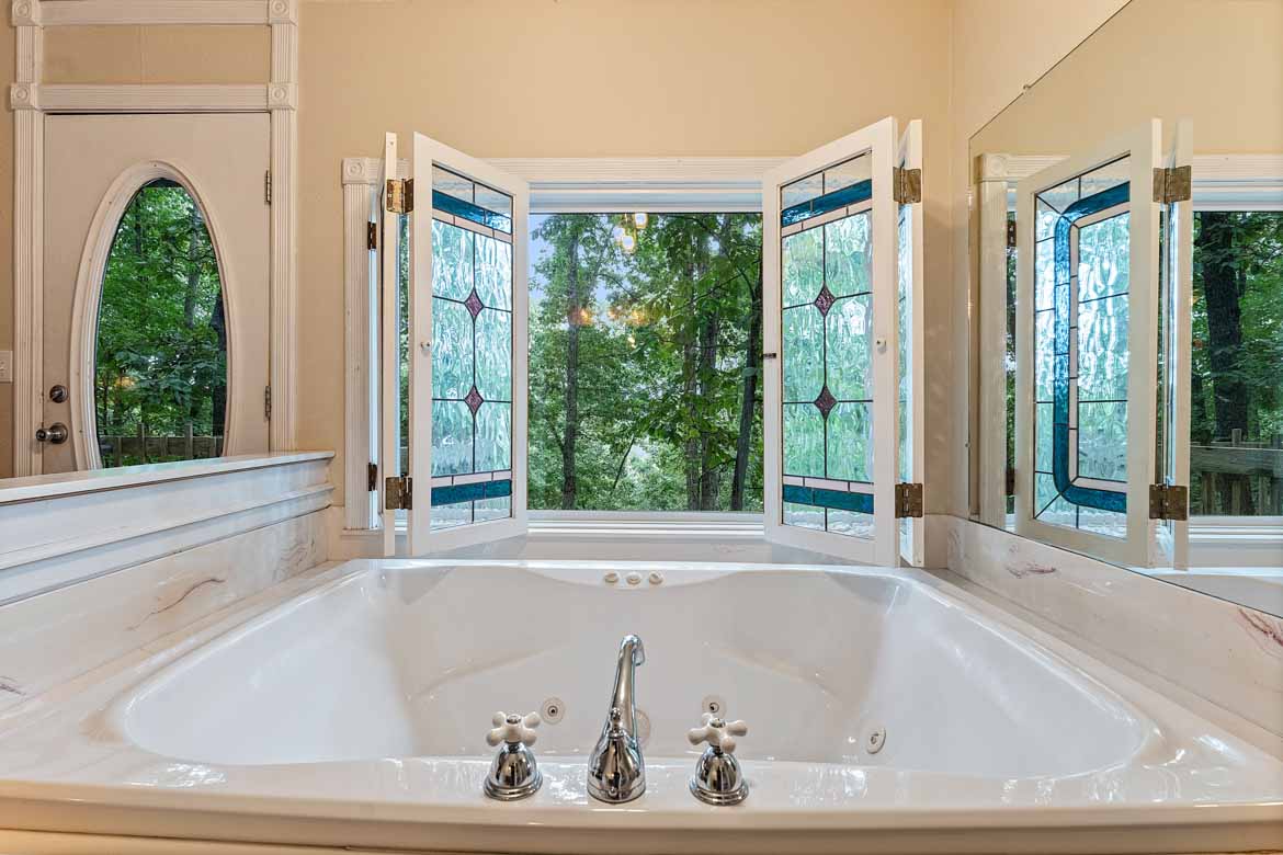 Gale’s Lair Cabin #5 Jetted Tub
