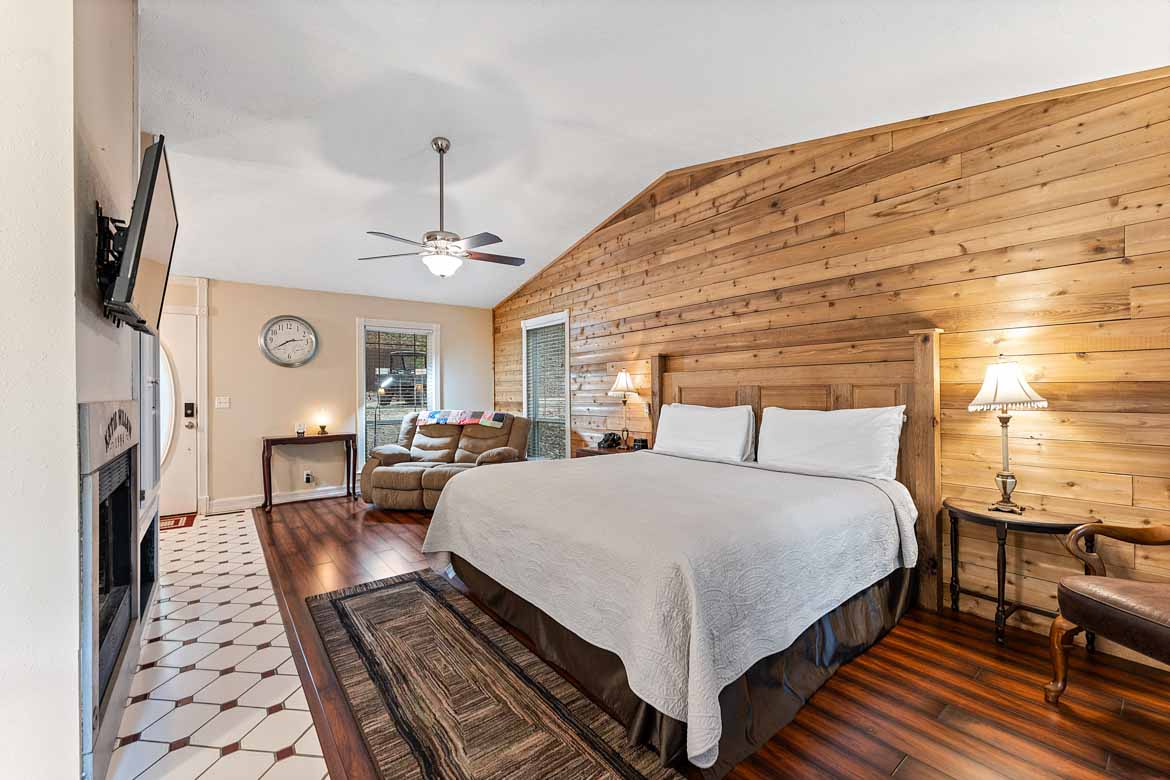 Gale’s Lair Cabin #5 King Bed