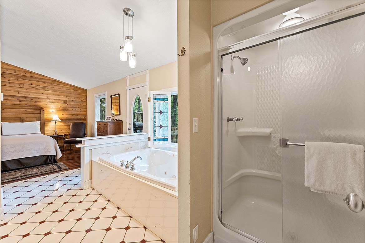 Gale’s Lair Cabin #5 Shower