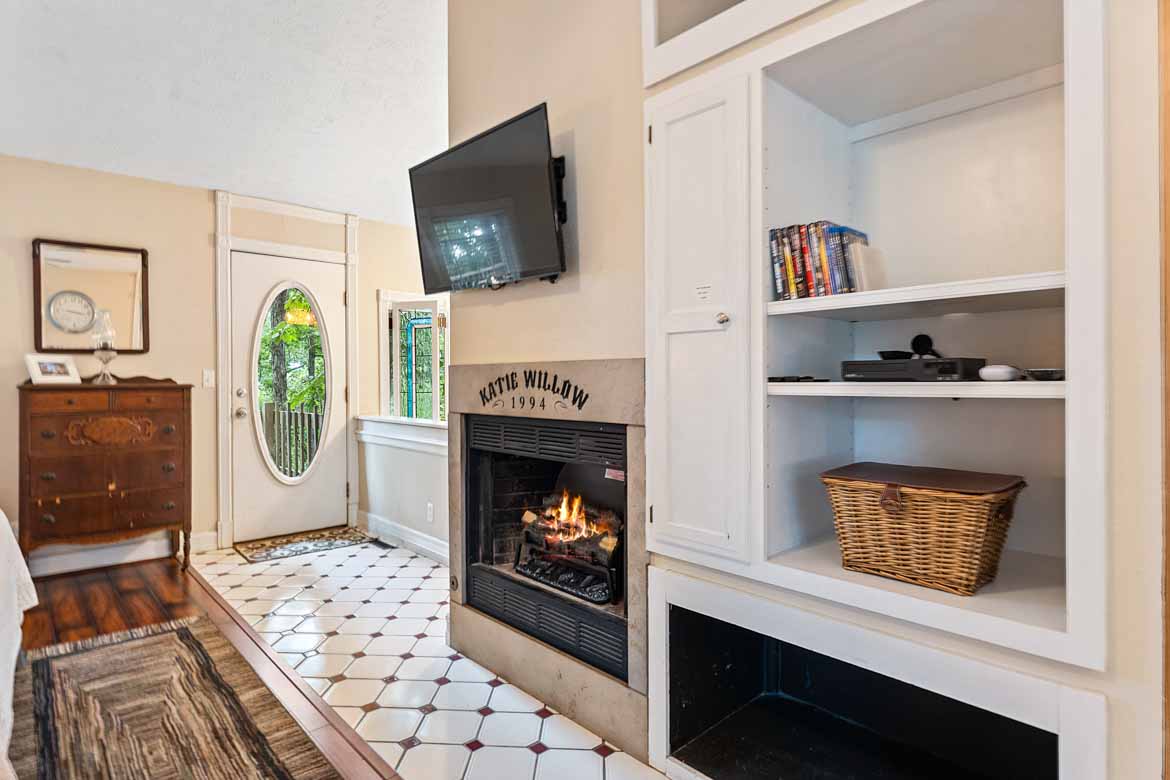 Gale’s Lair Cabin #5 TV & Fireplace