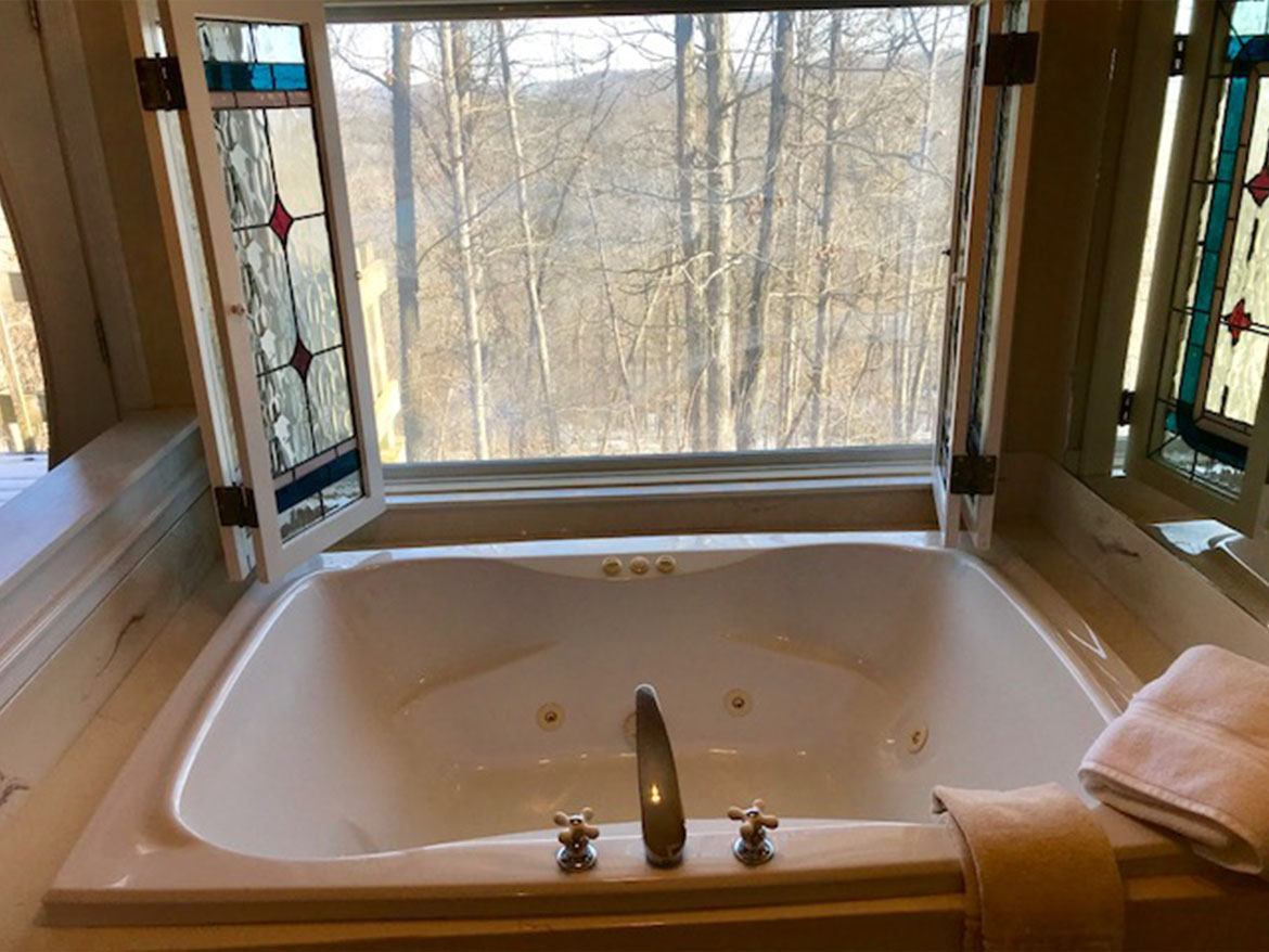 Ozark Spring Cabins - Gale's Lair Cabin Jetted Tub