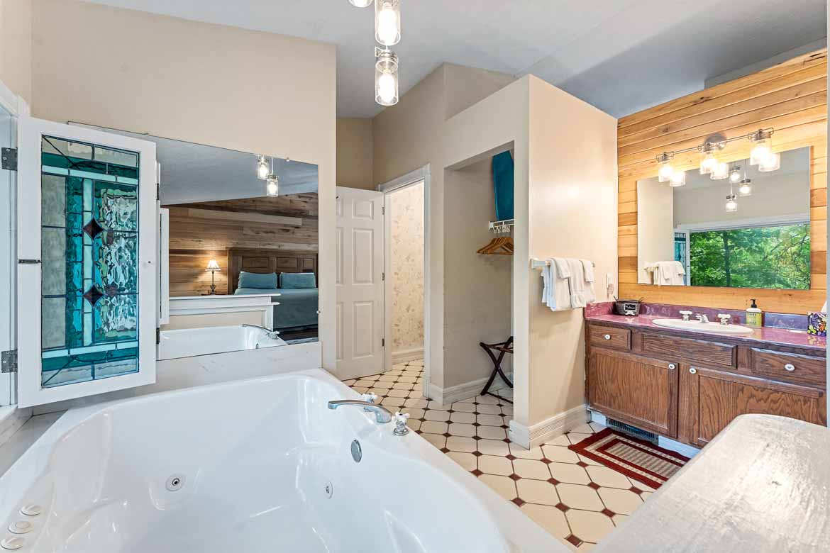 Rock Bluff Cabin #3 Bathroom