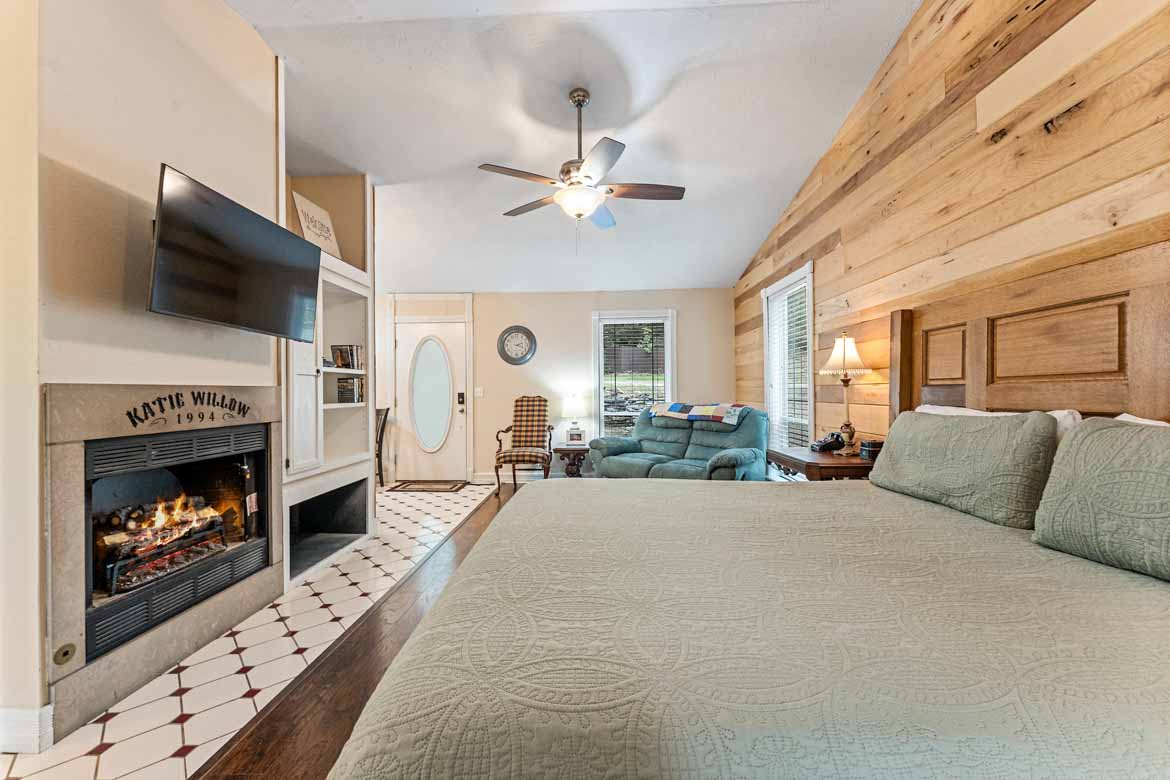 Rock Bluff Cabin #3 Bedroom & Fireplace