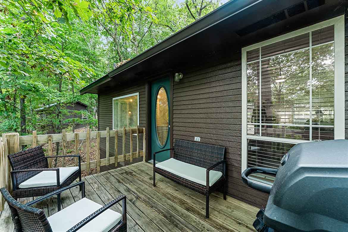Rock Bluff Cabin #3 Deck & Outdoor Seating