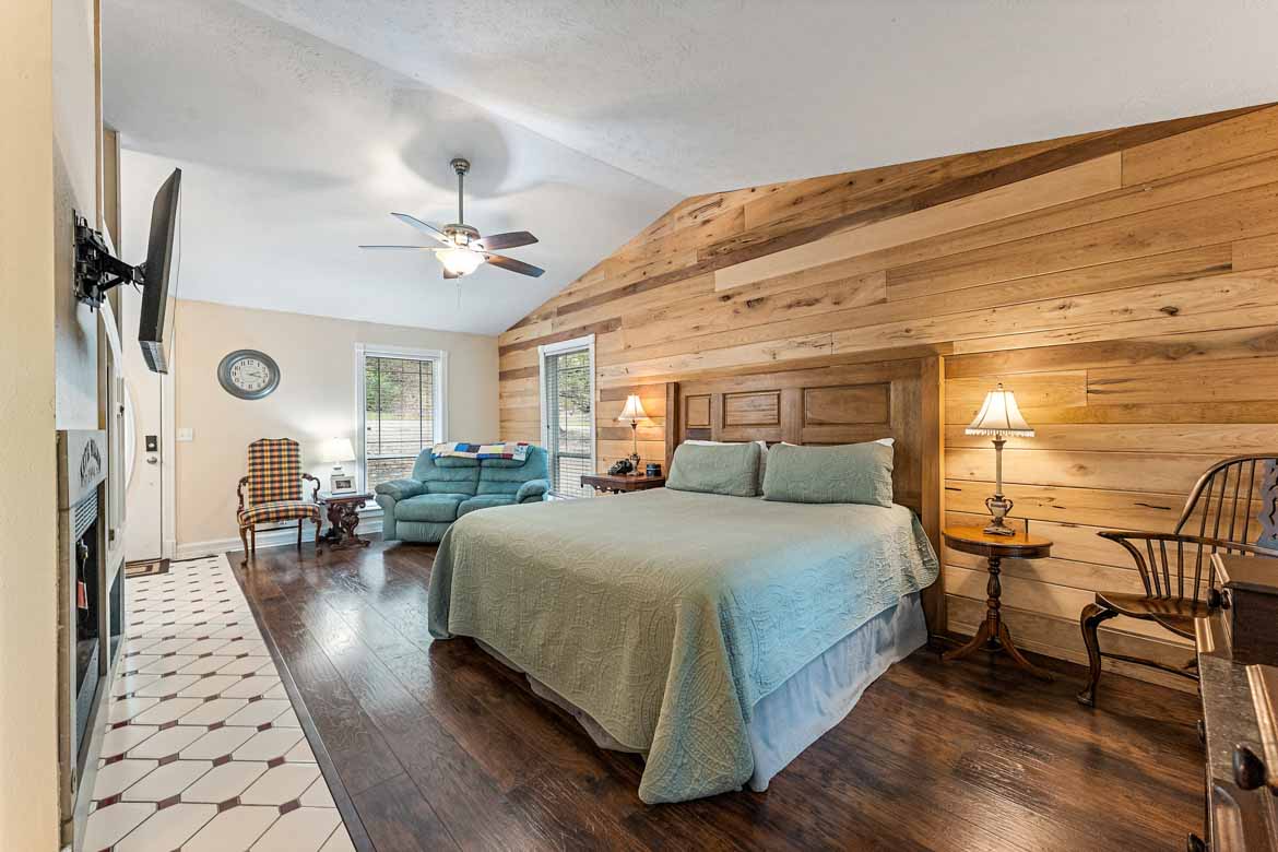 Rock Bluff Cabin #3 King Bed
