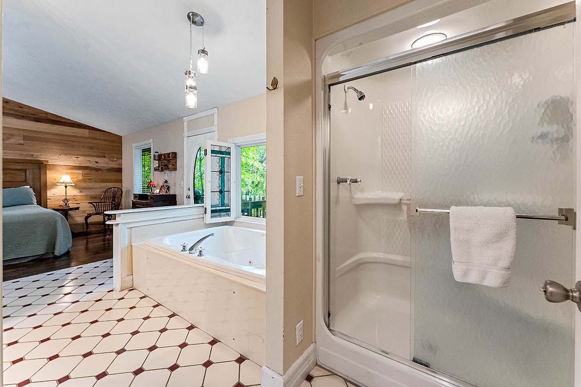 Rock Bluff Cabin #3 Shower
