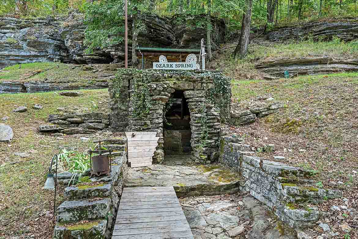 Ozark Spring Cabins - Cliff Side Cabin 02 — photo 35 of 60